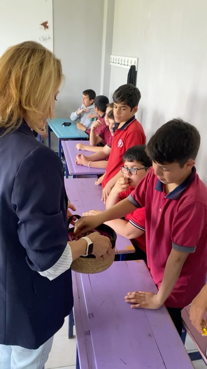 Wir haben das Fehlen von Vorhängen in der Samandağ Sutaşı Schule behoben. Wir haben für alle Klassenräume Vorhänge anfertigen lassen und sie zusammen mit den Schülern aufgehängt. 😍 Anschließend haben wir den Kindern Süßigkeiten verteilt und mit ihnen gefeiert. 🍬 Es war ein wunderbarer Tag für uns. 🫶 Wir möchten dem Schulleiter, dem stellvertretenden Schulleiter und allen Lehrern dafür danken, dass sie uns aufgenommen haben, und den Schülern dafür, dass sie uns akzeptiert haben.
Gutes tun ist gut. 

🇹🇷🤍🇩🇪

Samandağ Sutaşı Okulu’ndaki perde eksikliğini giderdik.  Tüm sınıflara perdeler yaptırdık ve öğrencilerle beraber astık. 😍 Sonrasında çocuklarımıza şeker dağıtarak bayramlaştık. 🍬 Bizim için harika bir gündü. 🫶  Okul müdürüne, müdür yardımcısına ve tüm öğretmenlere bizleri ağırladığı için, öğrencilerimize de bizleri kabul ettikleri için çok teşekkür ederiz. 
İyilik iyidir. 

#hatay #antakya #samandağ #iskenderun #deprem #yardım #helfen #germany #turkey #bayram