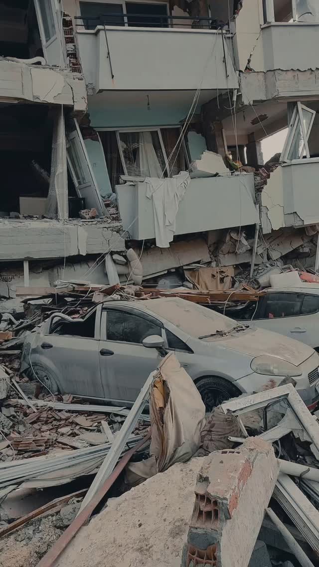 06.02.2023 - 04.17 
„Und was macht man wenn die Ungewissheit dir all‘ die Hoffnung und Lebensenergie nimmt.“ 

Wir gedenken an die Opfer des verheerenden Erdbebens, an die Hinterbliebenen für die, die Welt am 06.02.2023 stehengeblieben ist. 
Wir, als HATAID sind da, werden helfen und das Erdbeben nicht in Vergessenheit geraten lassen - wir sind zusammengekommen um HATAY zu helfen.  Alle Bilder sind unsere privaten Aufmahmen aus Hatay - 2023. 

Sei‘ auch Du dabei und unterstütze uns dabei Menschen zu helfen, Schicksale zu verändern & Menschen zu fördern! 

#hatay #deprem #erdbeben #lionsclub #kartal